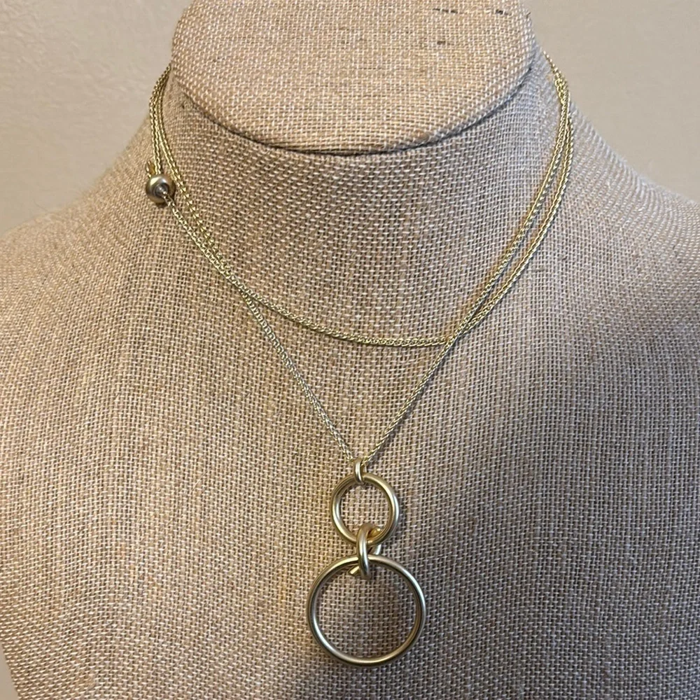 Elegant Gold Necklace with Interlocking Rings